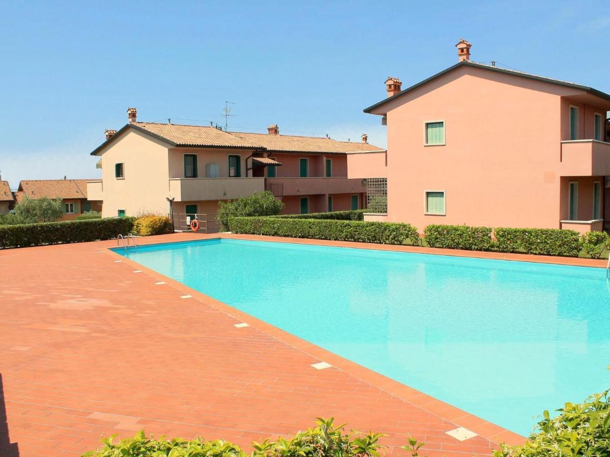 Beautiful With Garden And Fireplace *