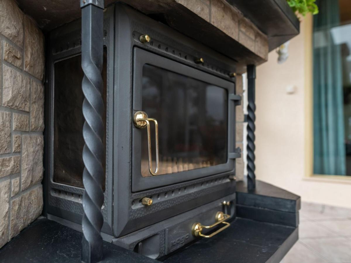 Beautiful With Garden And Fireplace *