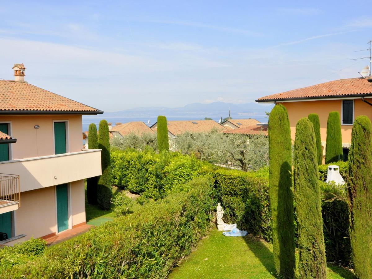 Beautiful With Garden And Fireplace *